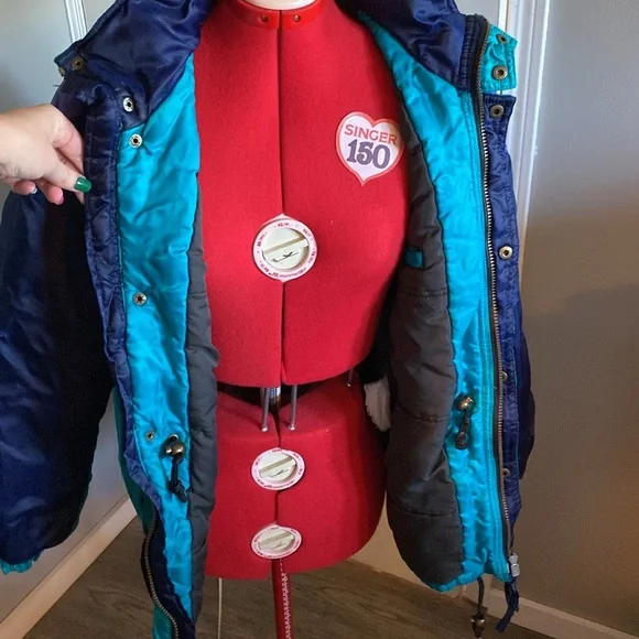 Powder Ridge, Edmonton, Technical Ski Jacket, Women’s medium - Picture 9 of 12